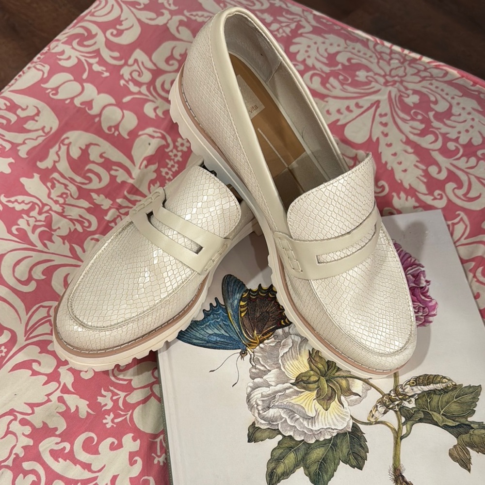 Dolce Vita Cream Flats with Moc-Toe Stitching Never Worn
